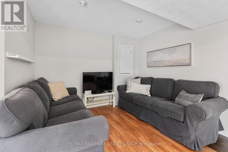 28763964/1598-hoskins-crescent/fallingbrookpineridge/ottawa/ontario/K4A2H8_22
