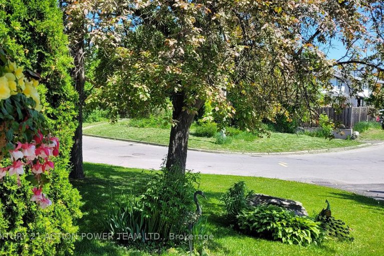 28389269/1829-cloverlawn-crescent/beacon-hill-south/ottawa/ontario/K1J6V6_4