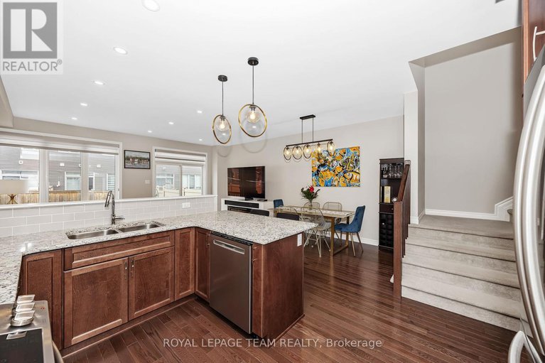 28564716/526-edenwylde-drive/remainder-of-stittsville-area/ottawa/ontario/K2S2K4_10