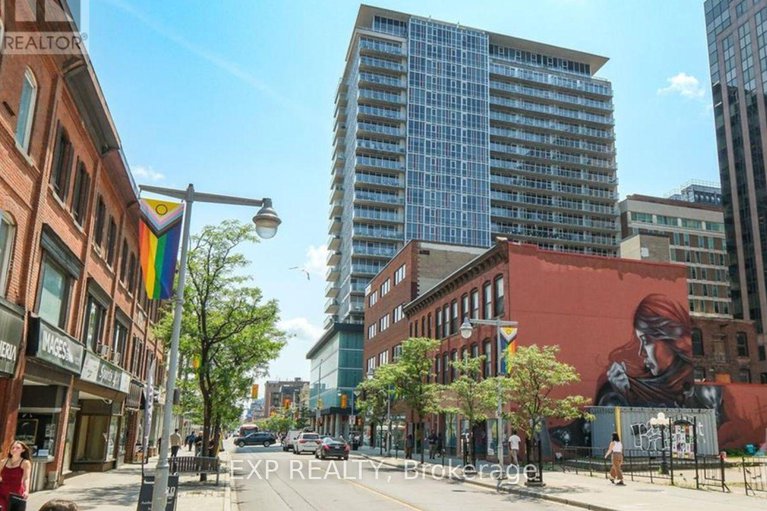 709 - 324 Laurier Avenue W