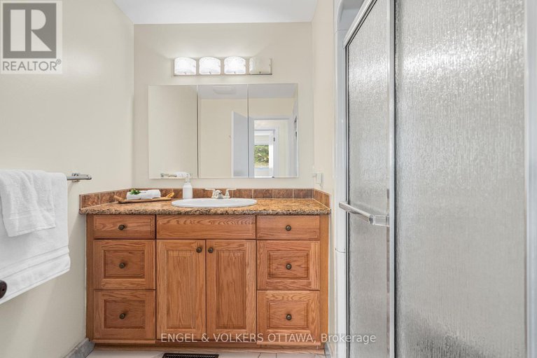28957862/16-benson-street/borden-farmstewart-farmcarleton-heightsparkwood-hills/ottawa/ontario/K2E5J5_30