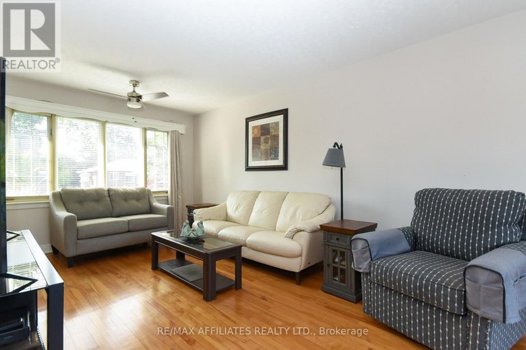 28846250/323-fullerton-avenue/overbrookcastle-heights/ottawa/ontario/K1K1K2_18