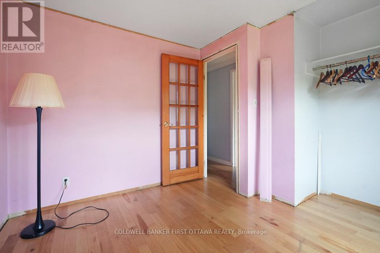 28322181/323-amiens-street/bilberry-creekqueenswood-heights/ottawa/ontario/K1E1N4_12