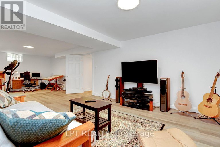 28311107/10a-ashburn-drive/borden-farmstewart-farmcarleton-heightsparkwood-hills/ottawa/ontario/K2E6N3_43