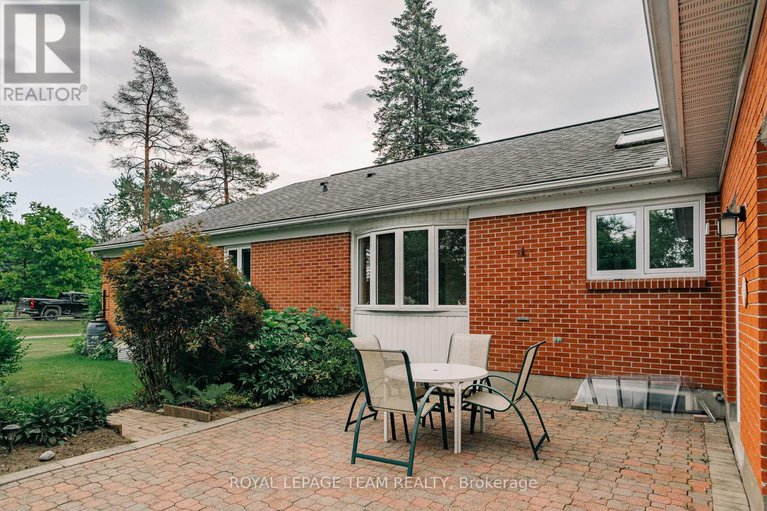 28527432/1231-fairway-drive/manotick-south-to-roger-stevens/ottawa/ontario/K4M1B3_12