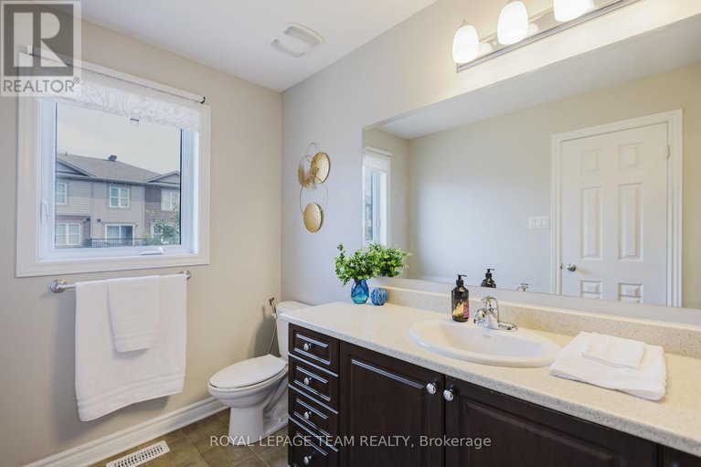 28687111/121-mancini-way/strandherd/ottawa/ontario/K2J5X3_24