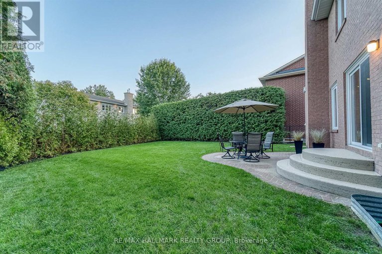 29425296/1660-country-walk-drive/chapel-hill/ottawa/ontario/K1C8E2_46