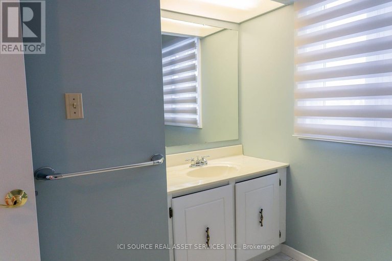 29282736/768-vinette-crescent/chatelaine-village/ottawa/ontario/K1E1W9_32