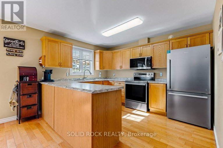 28671866/9-grove-street/iroquois/south-dundas/ontario/K0E1K0_17