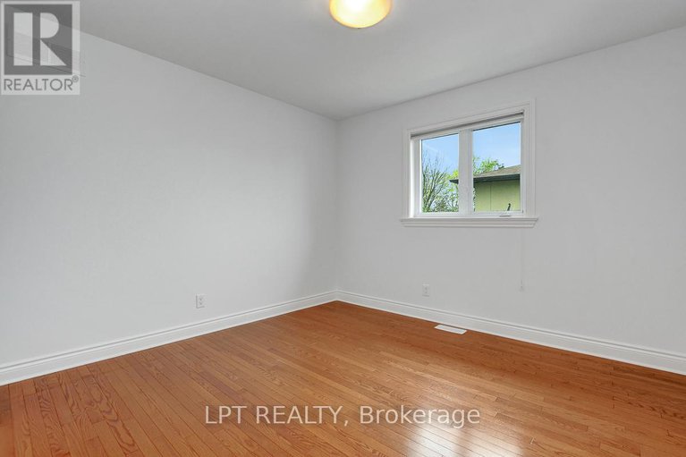 28311107/10a-ashburn-drive/borden-farmstewart-farmcarleton-heightsparkwood-hills/ottawa/ontario/K2E6N3_31