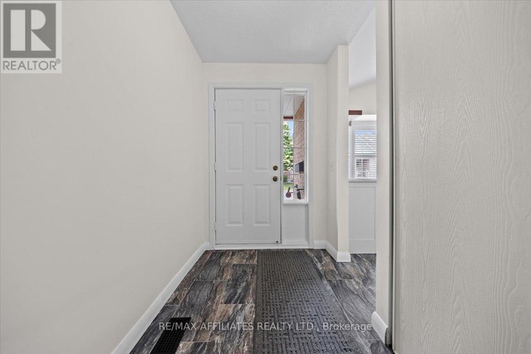 28820221/1244-foxborough-private-e/beaconwood/ottawa/ontario/K1J1E2_3