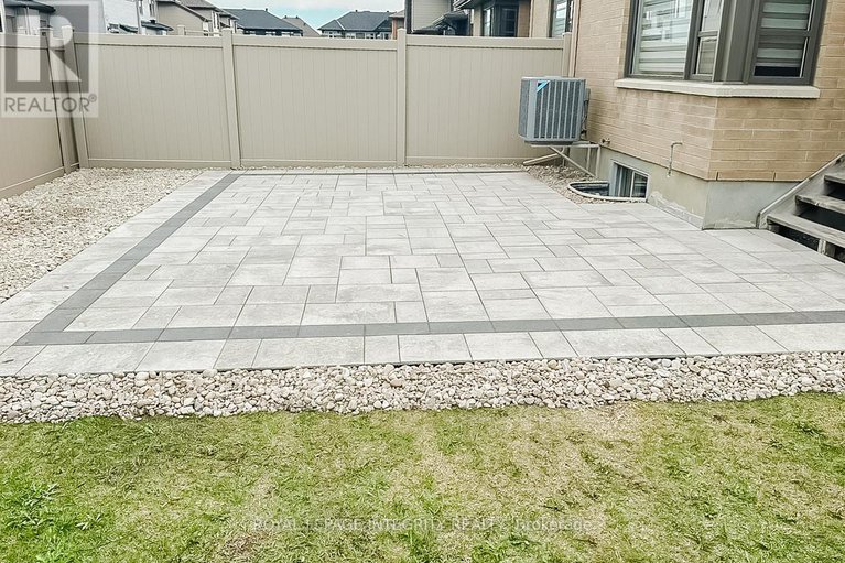 29214068/900-chipping-circle-s/riverside-southgloucester-glen/ottawa/ontario/K4M0E7_45