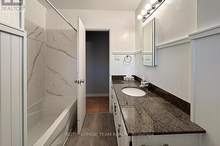 28916019/70-crownhill-street/cardinal-heights/ottawa/ontario/K1J7K8_11