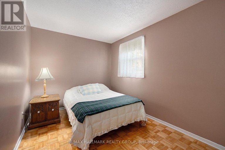 29079645/1570-payette-drive/bilberry-creekqueenswood-heights/ottawa/ontario/K1E1S9_26