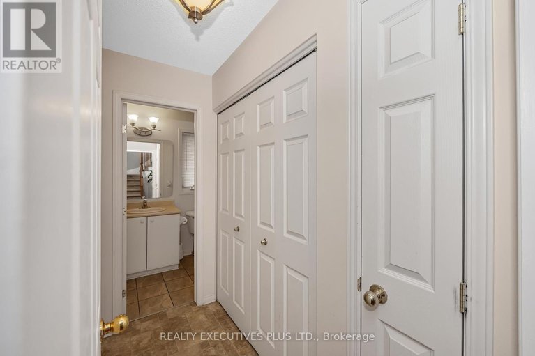 28498185/341-jasper-crescent/town-of-rockland/clarence-rockland/ontario/K4K0C9_13
