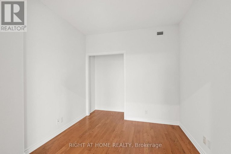 29024112/703-136-darlington-private-se/hunt-clubwestern-community/ottawa/ontario/K1V0X6_10