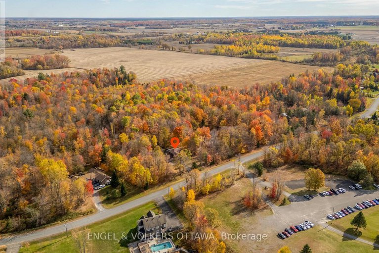 29015610/4720-whispering-willow-drive/sarsfieldbearbrook/ottawa/ontario/K4B1J1_43