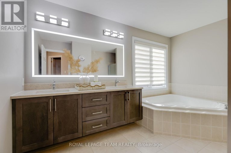 28886612/36-keighley-circle/morgans-grantsouth-march/ottawa/ontario/K2K3H8_31