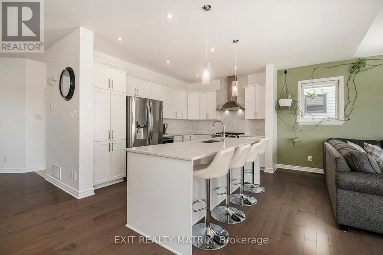 28876116/132-lynn-valley-terrace/mer-bleuebradley-estatesanderson-park/ottawa/ontario/K1W0L5_6