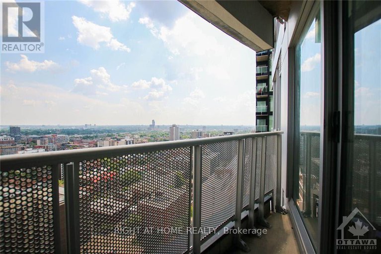 28668449/2306-40-nepean-street/ottawa-centre/ottawa/ontario/K2P0X5_17