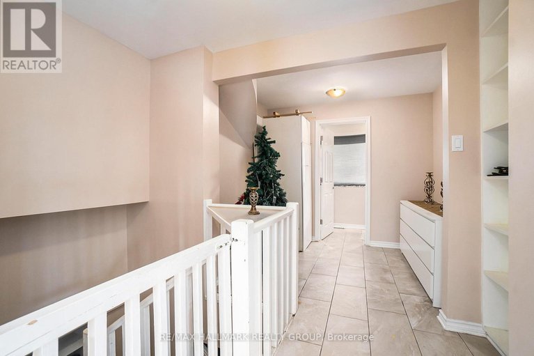 28569647/1053-chelsea-drive/viscount-alexander-park/ottawa/ontario/K1K0M7_22
