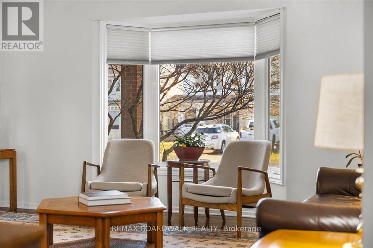 29633977/6241-st-albans-court/convent-glen-north/ottawa/ontario/K1C3C5_8