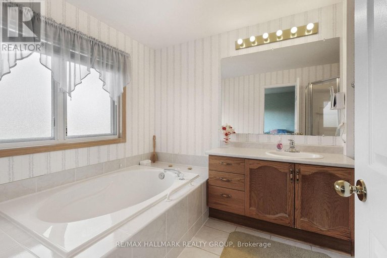 29650530/175-dunbarton-court/cardinal-glen/ottawa/ontario/K1K4L7_26