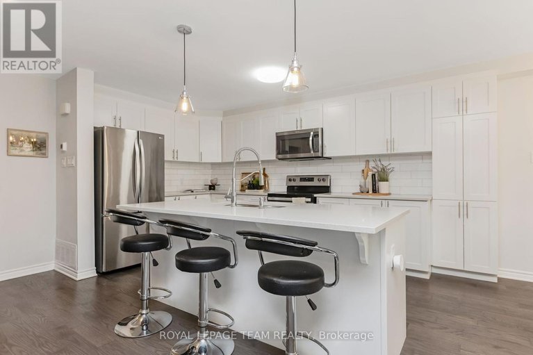 28283530/523-parade-drive/stittsville-south/ottawa/ontario/K2S0X8_12