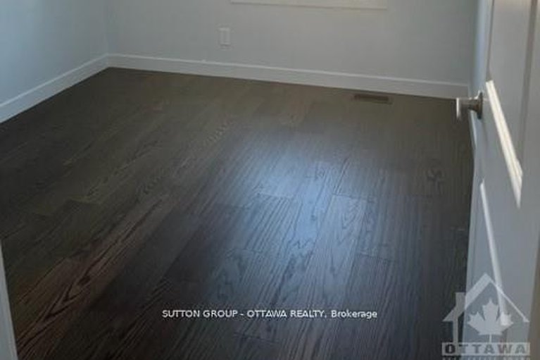 29504345/178-mcclellan-road/sheahan-estatestrend-village/ottawa/ontario/K2H5W1_16