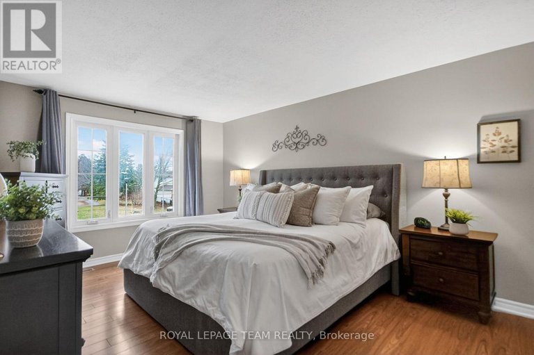 29608683/8-gowrie-drive/glencairnhazeldean/ottawa/ontario/K2L2S4_26