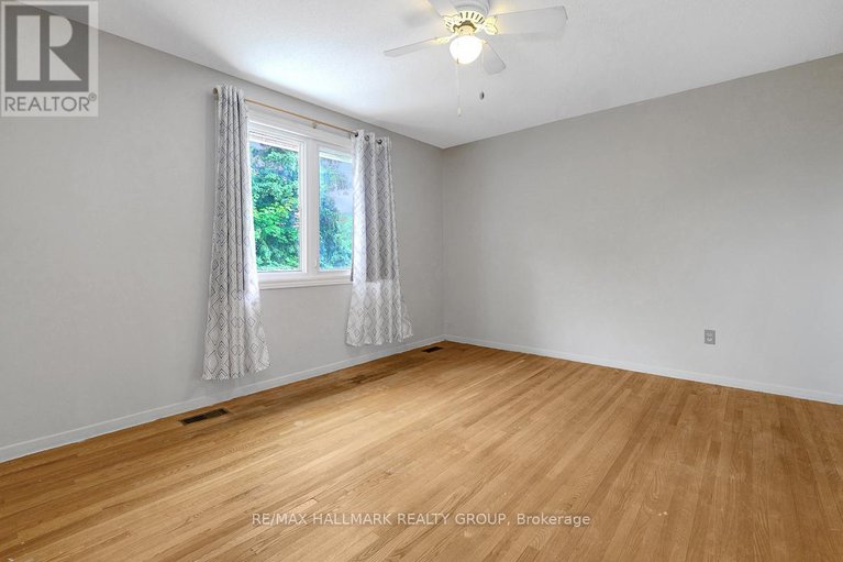 28499292/2149-hubbard-crescent/beacon-hill-north/ottawa/ontario/K1J6L3_15
