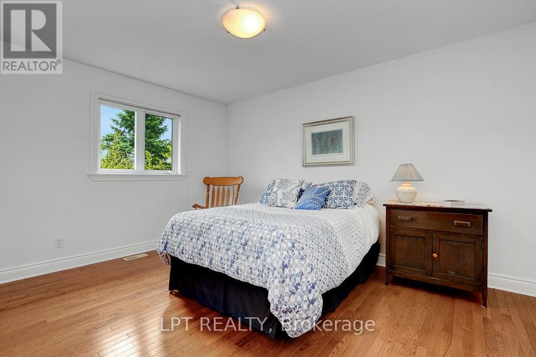 28311107/10a-ashburn-drive/borden-farmstewart-farmcarleton-heightsparkwood-hills/ottawa/ontario/K2E6N3_34