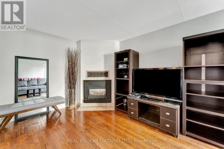 28643717/433-duvernay-drive/queenswood-heights-south/ottawa/ontario/K1E2N7_17