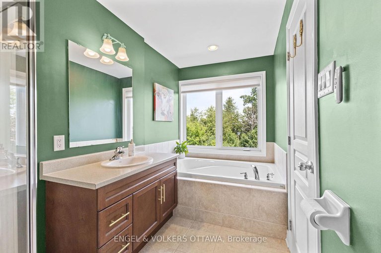 28528943/18-mccooeye-lane/stittsville-central/ottawa/ontario/K2S1B9_18