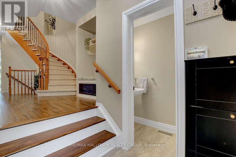 29023597/230-greenridge-street/chapel-hill/ottawa/ontario/K1C7R8_2