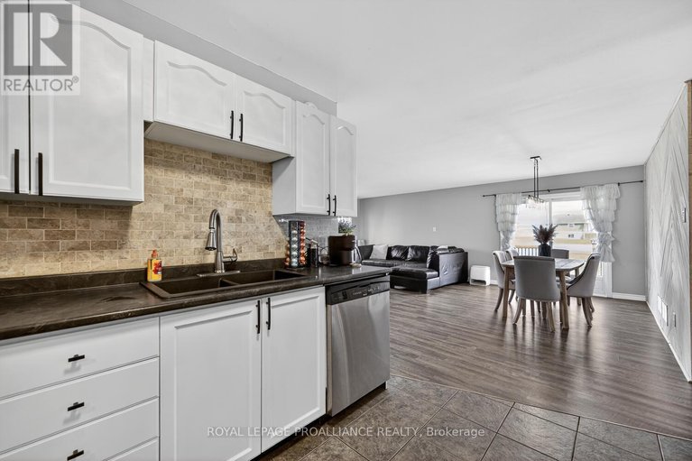 29557467/5500-meadowbrook-drive/iroquois/south-dundas/ontario/K0E1K0_12