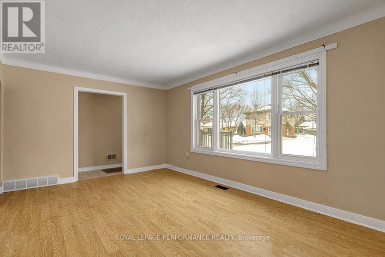 29403056/540-alesther-street/overbrookcastle-heights/ottawa/ontario/K1K1J3_18