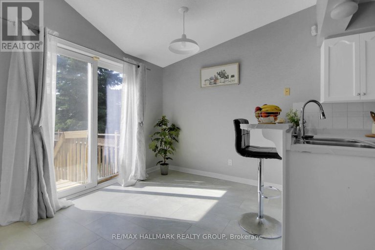 28570311/4320-owl-valley-drive/riverside-southgloucester-glen/ottawa/ontario/K1V1L8_16