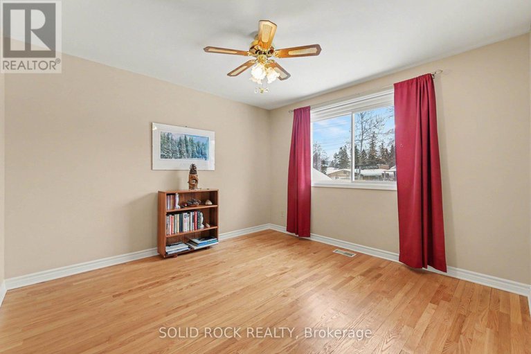 29399475/990-harkness-avenue/riverside-park/ottawa/ontario/K1V6P2_20