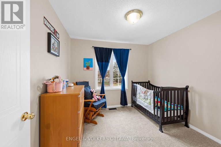 29142168/526-meadowbreeze-drive/emerald-meadowstrailwest/ottawa/ontario/K2M2T4_22