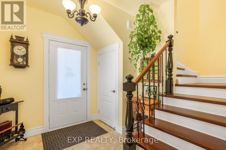 28642527/93-high-street/vankleek-hill/champlain/ontario/K6A1B4_3