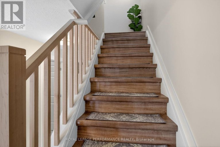 29573555/107-dunlop-crescent/village-of-russell/russell/ontario/K4R1B3_26