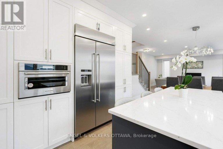 28933678/1010-carden-lane/orleans-village/ottawa/ontario/K1W0N3_20