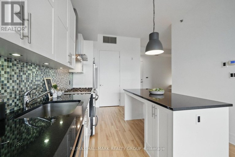 28613045/ph7-808-bronson-avenue/dows-lake/ottawa/ontario/K1S5A4_12
