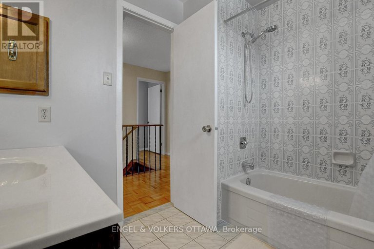 29381933/1016-driftwood-crescent/convent-glen/ottawa/ontario/K1C2P1_40