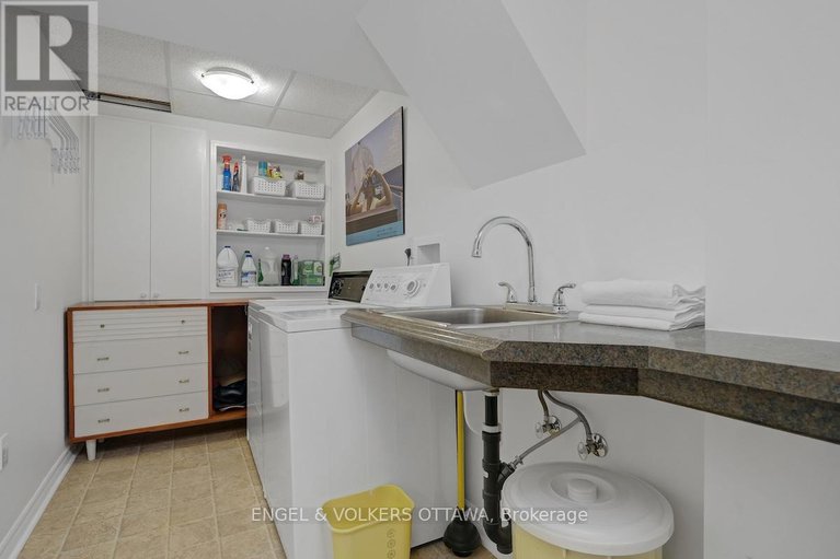 28812016/15-dickson-street/bruce-farmgraham-parkqualicumbellands/ottawa/ontario/K2H7H6_42
