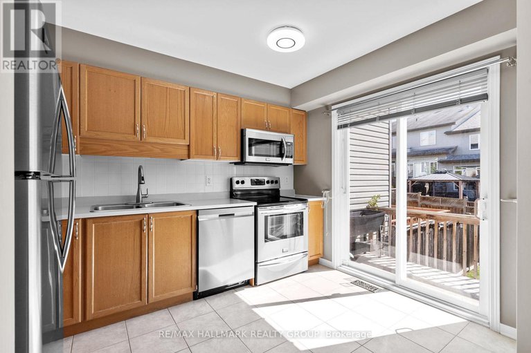 28834905/379-rolling-meadow-crescent/mer-bleuebradley-estatesanderson-park/ottawa/ontario/K1W0A9_14