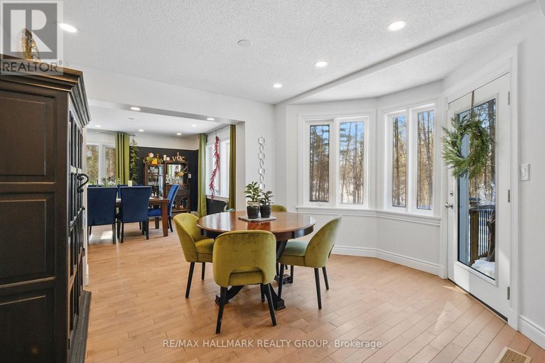 28622759/1390-lough-drive/cumberland-estates/ottawa/ontario/K4C1A9_18