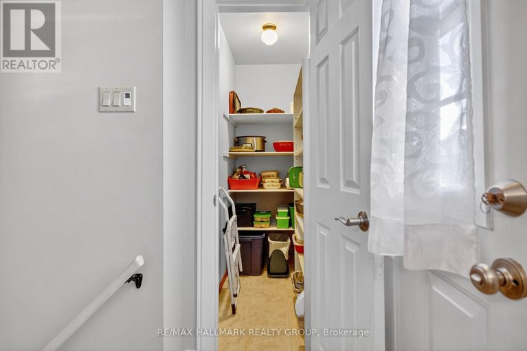 29053802/838-balsam-drive/chatelaine-village/ottawa/ontario/K1E1B7_17