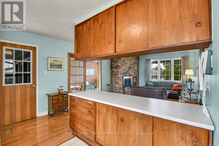 29678423/2218-aster-street/urbandale-acres/ottawa/ontario/K1H6R6_14